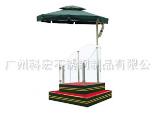 ?站崗?fù)?></div>功能設(shè)計體現(xiàn)實用美觀<br>空間布局合理：站崗?fù)?nèi)部空間雖有限，但通過合理規(guī)劃，能滿足執(zhí)勤人員的基本工作需求。例如，設(shè)置專門的辦公區(qū)域，配備桌椅，方便人員記錄信息、填寫表格等；規(guī)劃出儲物空間，可存放執(zhí)勤裝備、文件資料等物品，使亭內(nèi)物品擺放有序，既實用又整潔美觀。<br>設(shè)施配備齊全：根據(jù)不同使用場景和需求，站崗?fù)た膳鋫涠喾N設(shè)施。如安裝照明設(shè)備，確保夜間執(zhí)勤時亭內(nèi)光線充足；設(shè)置通風(fēng)系統(tǒng)，保持空氣流通，避免悶熱；配備空調(diào)或風(fēng)扇，在炎熱天氣為執(zhí)勤人員提供舒適的工作環(huán)境；還可安裝監(jiān)控設(shè)備、報警裝置等，增強安全防范能力，這些設(shè)施的配備提升了站崗?fù)さ膶嵱眯裕瑫r也使其更具科技感和現(xiàn)代感。<br>適應(yīng)多種環(huán)境：站崗?fù)つ軌蜻m應(yīng)不同的地理環(huán)境和氣候條件。在寒冷地區(qū)，可采用保溫性能好的材料和結(jié)構(gòu)設(shè)計，減少熱量散失；在炎熱地區(qū)，則注重通風(fēng)散熱，采用遮陽措施，降低亭內(nèi)溫度。此外，對于一些特殊環(huán)境，如海邊、化工區(qū)等，站崗?fù)み€能具備防腐、防潮、防塵等功能，確保在各種惡劣環(huán)境下都能正常使用，體現(xiàn)了其實用性與適應(yīng)性的美觀。<br>外觀造型體現(xiàn)實用美觀<br>風(fēng)格多樣：站崗?fù)さ耐庥^造型豐富多樣，可根據(jù)不同的使用場所和建筑風(fēng)格進行設(shè)計。例如，在城市商業(yè)中心或高檔小區(qū)，可采用現(xiàn)代簡約風(fēng)格，線條流暢，造型簡潔大方，與周邊環(huán)境相協(xié)調(diào)；在歷史文化街區(qū)或旅游景點，則可設(shè)計成具有傳統(tǒng)特色的風(fēng)格，如仿古建筑樣式，增添文化氛圍和藝術(shù)美感。<br>比例協(xié)調(diào)：合理的比例關(guān)系是站崗?fù)ね庥^美觀的重要因素之一。設(shè)計師會根據(jù)站崗?fù)さ氖褂霉δ芎涂臻g大小，確定其長、寬、高的比例，使整體造型看起來穩(wěn)定、舒適。例如，一個過高或過矮的站崗?fù)ざ紩o人不協(xié)調(diào)的感覺，而比例恰當(dāng)?shù)恼緧復(fù)t能展現(xiàn)出優(yōu)雅的姿態(tài)。<br>造型獨特：一些站崗?fù)ぴ谠煨蜕线M行了創(chuàng)新設(shè)計，突破了傳統(tǒng)的方形或圓形結(jié)構(gòu)，采用不規(guī)則形狀或組合造型，增加了視覺沖擊力和趣味性。例如，有的站崗?fù)ぴO(shè)計成花瓣形狀、船型或卡通形象等，吸引人們的目光，成為場所中的一道亮麗風(fēng)景線。<br>材質(zhì)選擇體現(xiàn)實用美觀<br>耐用性強：站崗?fù)ねǔＰ枰L期暴露在戶外環(huán)境中，因此材質(zhì)的耐用性至關(guān)重要。常用的材質(zhì)如不銹鋼、鋁合金、鍍鋅鋼等，都具有耐腐蝕、抗風(fēng)化、不易生銹等特點，能夠經(jīng)受住各種惡劣天氣的考驗，保證站崗?fù)さ氖褂脡勖瑥拈L遠來看，減少了更換和維護成本，體現(xiàn)了其實用性。<br>質(zhì)感良好：不同材質(zhì)具有不同的質(zhì)感，能為站崗?fù)聿煌囊曈X和觸覺效果。例如，不銹鋼材質(zhì)表面光滑亮麗，具有現(xiàn)代感和科技感；木質(zhì)材質(zhì)則給人一種自然、溫馨的感覺；石材材質(zhì)則顯得厚重、穩(wěn)重。根據(jù)站崗?fù)さ脑O(shè)計風(fēng)格和使用場所，選擇合適的材質(zhì)，能夠提升其整體質(zhì)感和美觀度。<br>易于加工：優(yōu)質(zhì)的材質(zhì)應(yīng)具備良好的加工性能，便于設(shè)計師將其加工成各種形狀和造型。例如，鋁合金材質(zhì)易于切割、焊接和彎曲，能夠?qū)崿F(xiàn)復(fù)雜的結(jié)構(gòu)設(shè)計；玻璃材質(zhì)可以通過鋼化、夾膠等工藝處理，增強其安全性和裝飾性。易于加工的材質(zhì)為站崗?fù)さ亩鄻踊O(shè)計提供了可能，使其更加美觀實用。<br>色彩搭配體現(xiàn)實用美觀<br>與環(huán)境融合：站崗?fù)さ纳蚀钆鋺?yīng)與周邊環(huán)境相協(xié)調(diào)，使其自然地融入環(huán)境中，不顯得突兀。例如，在城市綠化較好的公園或景區(qū)，站崗?fù)た蛇x擇綠色、棕色等與自然環(huán)境相近的顏色；在城市建筑密集的區(qū)域，則可根據(jù)周邊建筑的主色調(diào)進行選擇，如灰色、白色等，使站崗?fù)づc整體環(huán)境和諧統(tǒng)一。<br>突出視覺效果：合理的色彩搭配還能突出站崗?fù)さ囊曈X效果，吸引人們的注意力。可以采用對比色或互補色來增強色彩的沖擊力，例如，在白色背景中設(shè)置一個紅色的站崗?fù)ぃ蛘咴诨疑ㄖ源钆湟粋€黃色的站崗?fù)ぃ拐緧復(fù)じ有涯俊Ｍ瑫r，色彩的明度和純度也會影響視覺效果，明亮的色彩給人活潑、歡快的感覺，而暗淡的色彩則顯得沉穩(wěn)、莊重。<br>符合功能需求：不同功能的站崗?fù)ぴ谏蔬x擇上也有所不同。例如，治安崗?fù)た蛇x擇藍色、黑色等顏色，給人一種嚴(yán)肅、威嚴(yán)的感覺；服務(wù)崗?fù)t可選擇暖色調(diào)，如橙色、粉色等，營造出溫馨、親切的氛圍，更好地體現(xiàn)其服務(wù)功能。<br>細節(jié)處理體現(xiàn)實用美觀<br>門窗設(shè)計：站崗?fù)さ拈T窗設(shè)計不僅要考慮通風(fēng)、采光等功能需求，還要注重美觀性。門窗的形狀、大小、開啟方式等應(yīng)與整體造型相協(xié)調(diào)，同時可采用一些裝飾性元素，如雕花、玻璃貼膜等，增加門窗的藝術(shù)感。例如，在仿古風(fēng)格的站崗?fù)ど希惭b帶有傳統(tǒng)圖案雕花的木質(zhì)門窗，能夠更好地體現(xiàn)其文化特色。<br>裝飾線條：在站崗?fù)さ耐庥^上添加裝飾線條，可以起到劃分空間、增強立體感的作用。裝飾線條的材質(zhì)、顏色和形狀應(yīng)根據(jù)整體設(shè)計風(fēng)格進行選擇，如現(xiàn)代簡約風(fēng)格的站崗?fù)た刹捎煤啙嵉慕饘倬€條，而歐式風(fēng)格的站崗?fù)t可使用復(fù)雜的石膏線條，使站崗?fù)じ泳旅烙^。<br>標(biāo)識標(biāo)牌：站崗?fù)ど系臉?biāo)識標(biāo)牌是其功能的重要體現(xiàn)，同時也是美觀的一部分。標(biāo)識標(biāo)牌的設(shè)計應(yīng)簡潔明了、易于識別，同時要與站崗?fù)さ恼w風(fēng)格相統(tǒng)一。可以采用發(fā)光標(biāo)識、立體標(biāo)識等形式，提高標(biāo)識標(biāo)牌的醒目程度，方便人們識別和使用。<br><br>
	</div>

    <div style=